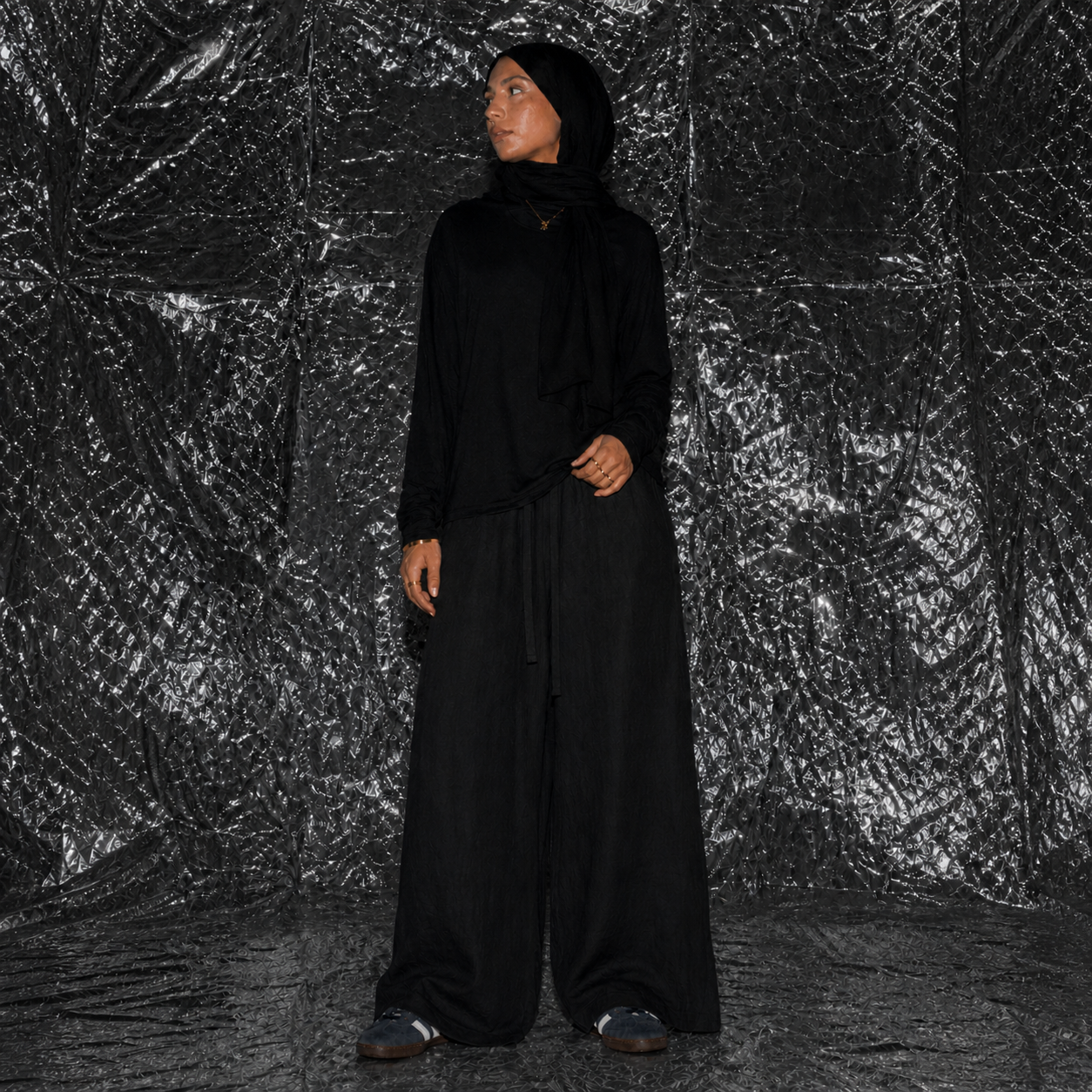 The Loose Non See-Through Linen – Black