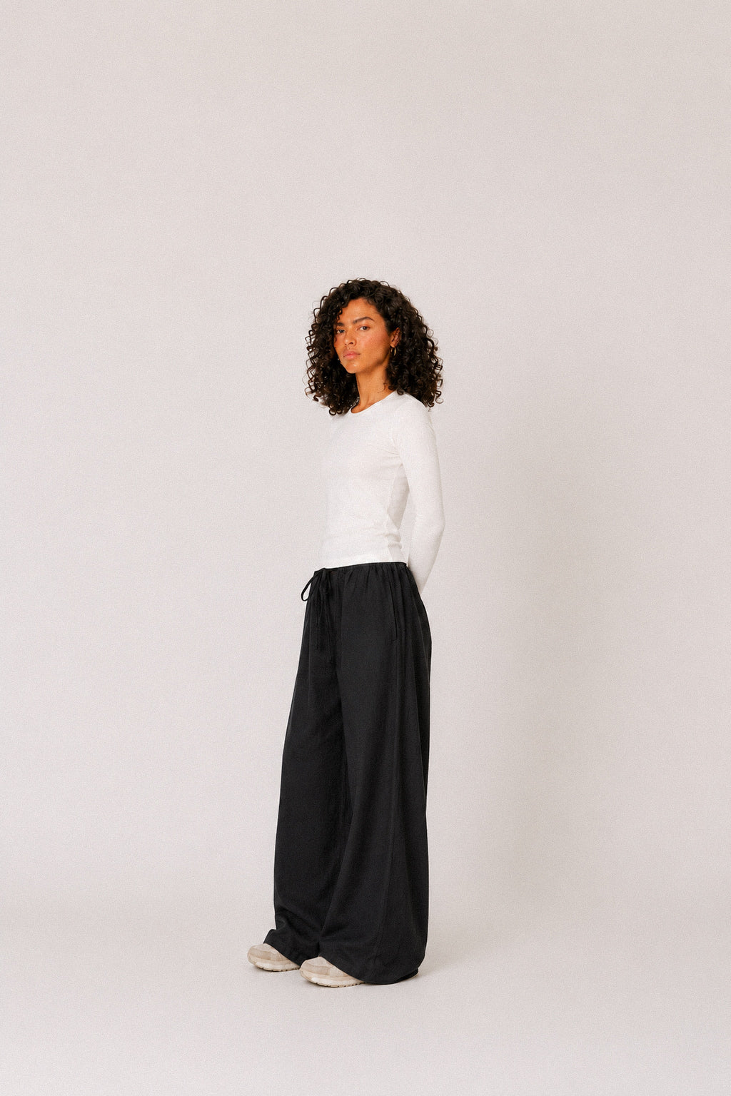 The Loose Non See-Through Linen – Black