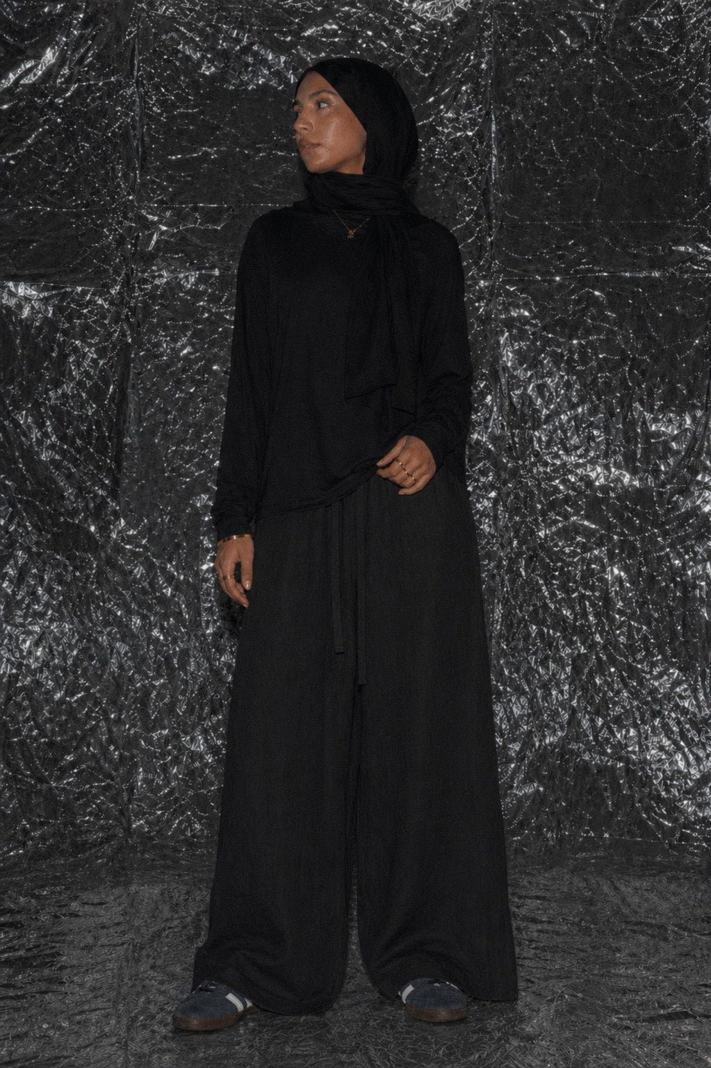 The Loose Non See-Through Linen – Black